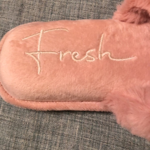 Gorgeously sexy bedroom slippers in blush pink.  Slippers by SNUGLEAVES.  Size 8 - Picture 2 of 8